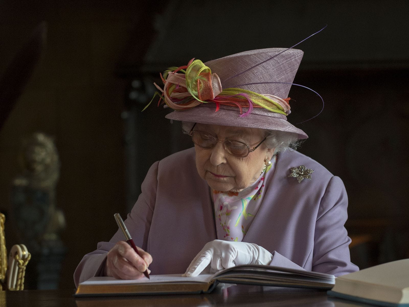 The Queen signs the War Memorial Visitors Book